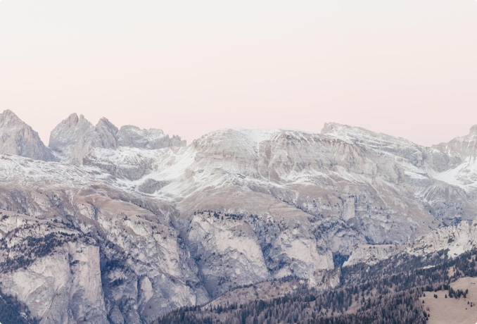 Farbenspiel über die Gipfel der Dolomiten