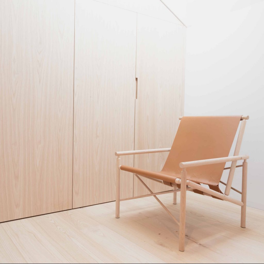Loungechair und Schrankwand in der Giebelsuite im Hotel Schgaguler in Südtirol