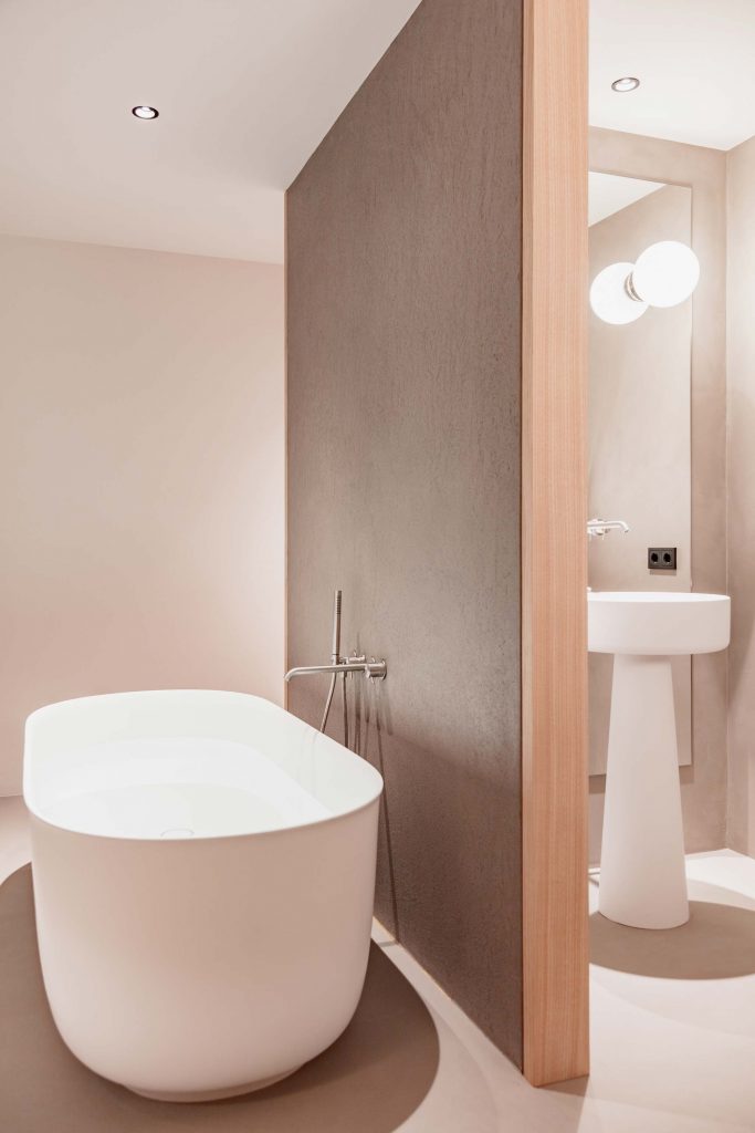 Freistehende Badewanne und das Hauptbadezimmer der Familiensuite im Boutique Hotel Schgaguler