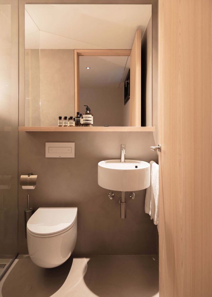 Das Zweite Badezimmer der Townsuite im Boutique Hotel Schgaguler mit eigener Dusche und WC.