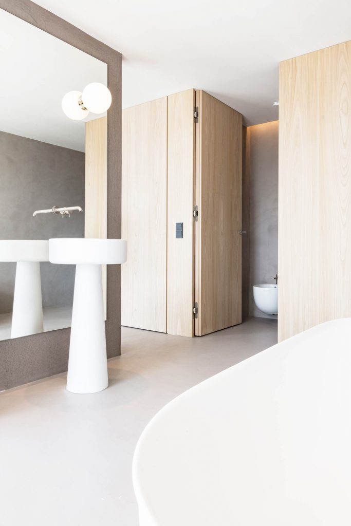 Das Badezimmer der Familien Suite mit freistehender Badewanne