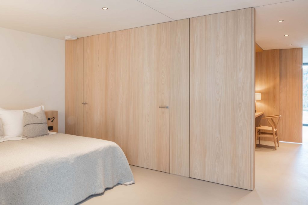 Zweites Schlafzimmer der Familiensuite mit Doppelbett