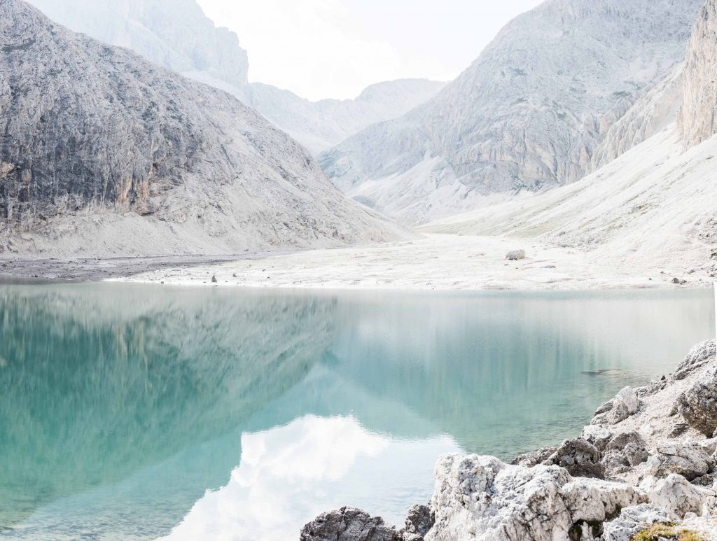 Tiefblauer Bergsee in den Dolomiten