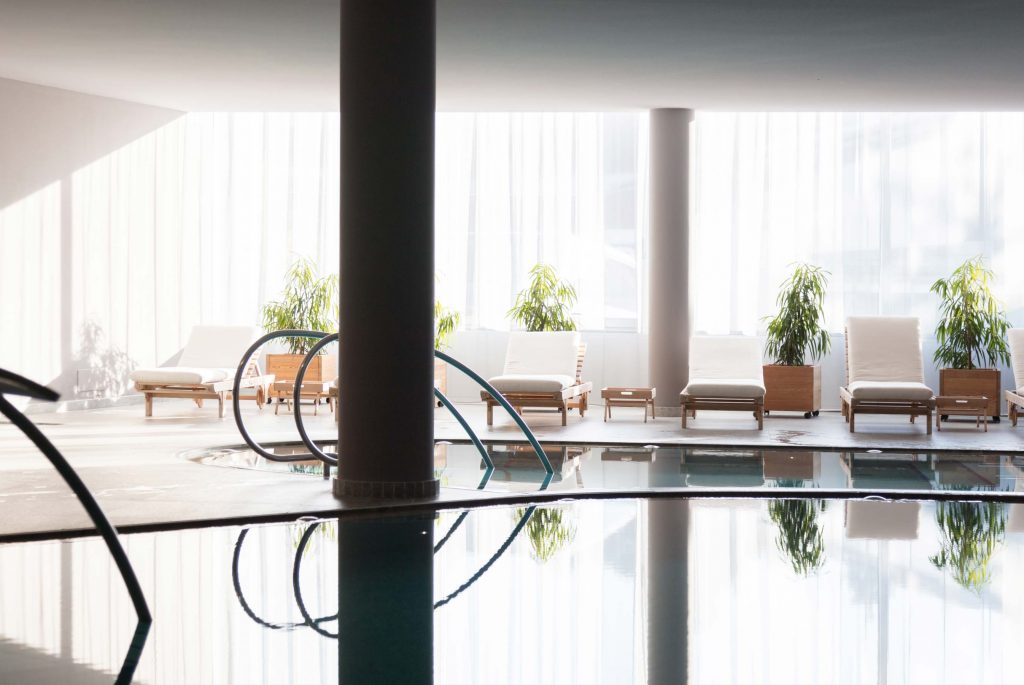 Schwimmbad im Wellness Hotel Schgaguler in Kastelruth, Südtirol.