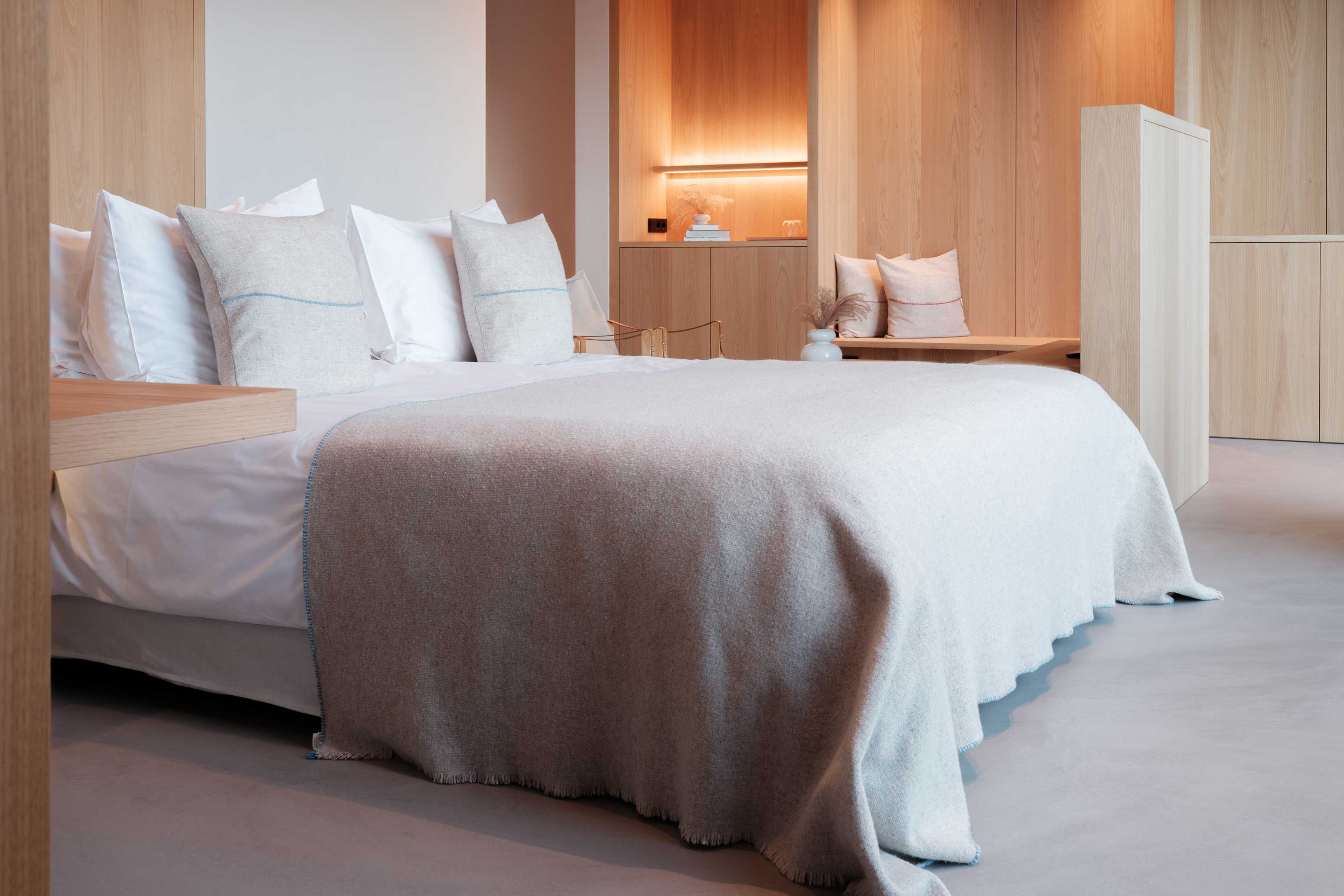 Loft Suite, camera da letto con vista sulle Dolomiti. Schgaguler Boutique Hotel