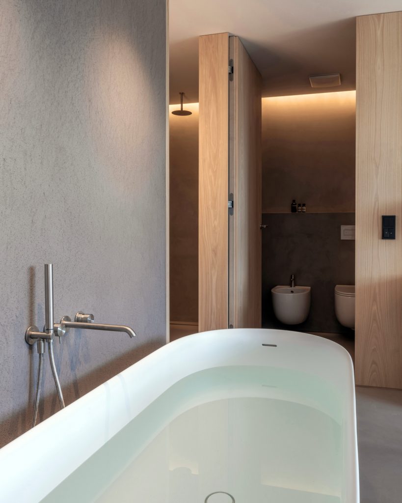 Die Freistehende Badewanne und das Hauptbadezimmer der Familien Suite im Hotel Schgaguler in Kastelruth