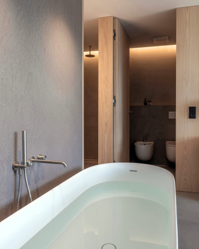 La vasca da bagno freestanding e il bagno principale della suite familiare dell'Hotel Schgaguler a Castelrotto