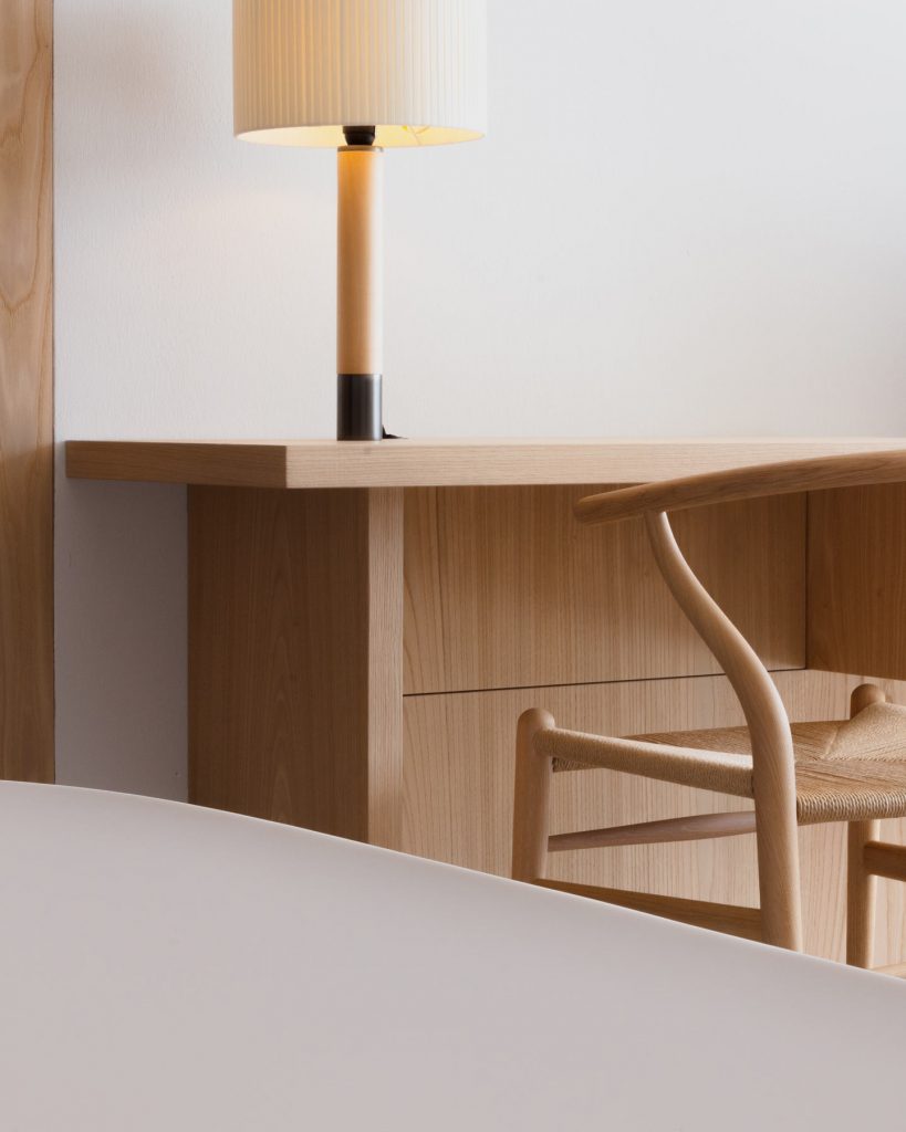 Wishbone chair and Basica table lamp in the rooms of the Boutique Hotel Schgaguler