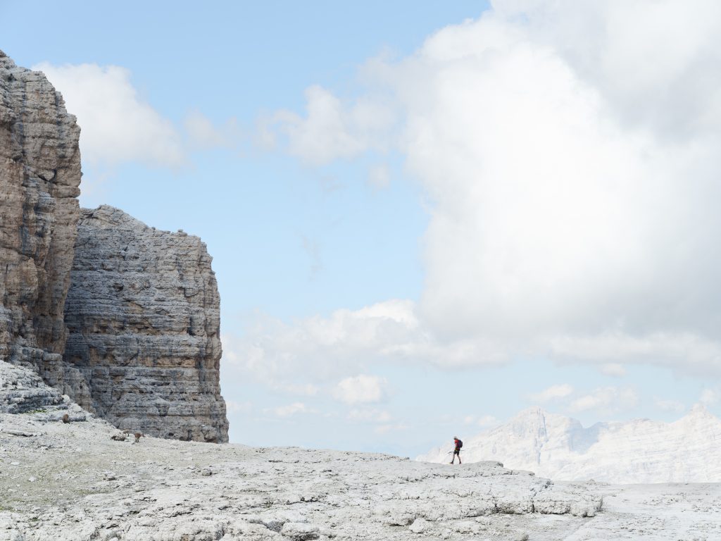 Wanderer auf dem Sellamassiv: Grenzen erfahren, Grenzen erweitern. Mit dem Bergführer und Psychologen Pauli Trenkwalder die Dolomiten, und sich selbst, erkunden.